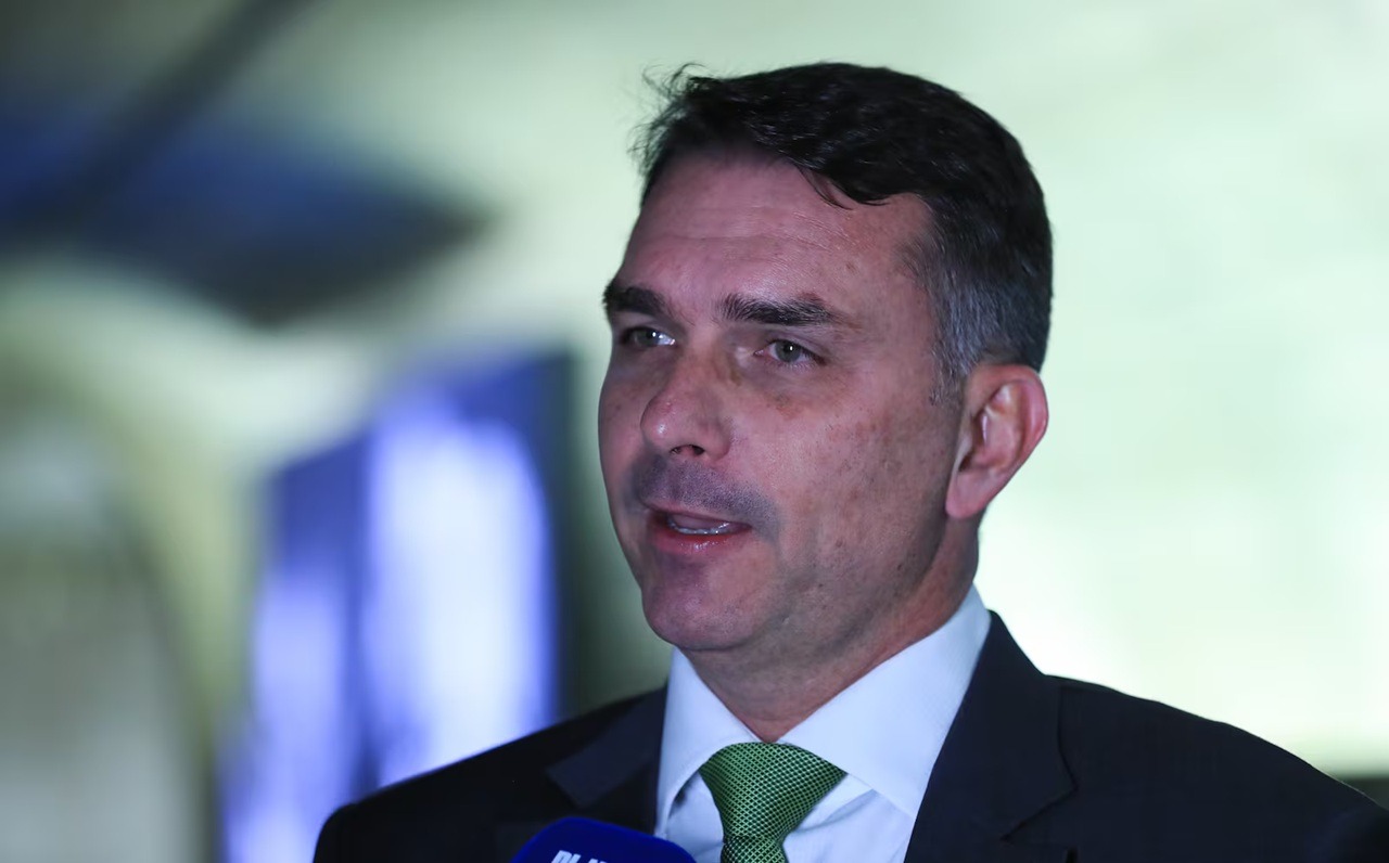 Flávio Bolsonaro nega contratação de ex-marqueteiro de Doria: ‘É fake’