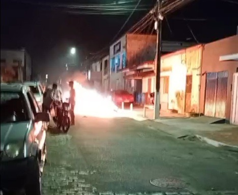VÍDEO: Motocicleta é incendiada em suposta briga entre torcidas na zona Norte de Natal, diz PM