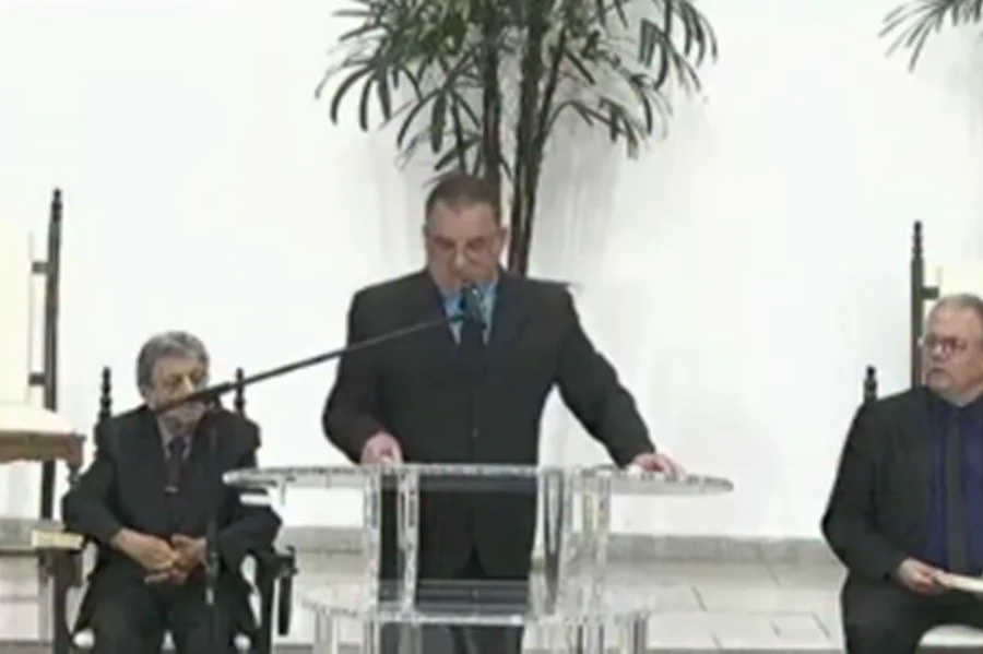 [VÍDEO] Pastor admite "surra" em filho de 10 anos e viraliza nas redes; veja