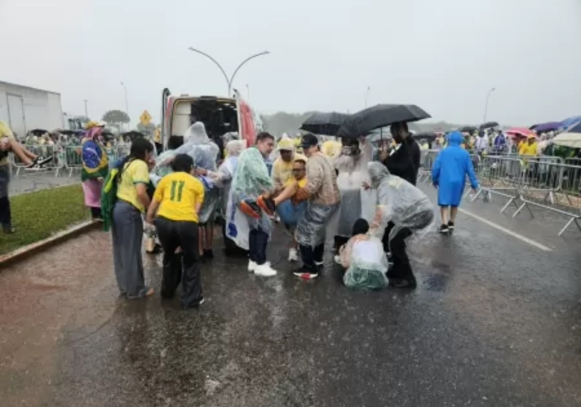 URGENTE: Raio atinge ato de Nikolas Ferreira e manifestantes são levados às pressas ao hospital