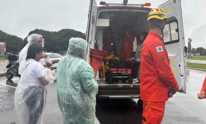 34 são atendidos e 9 estão em estado grave após raio atingir praça em Brasília onde acontece ato organizado por...