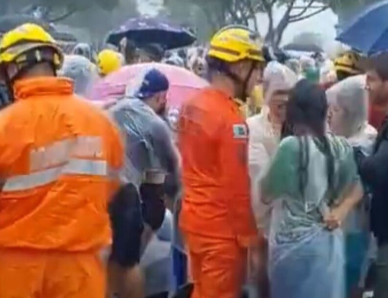 [VÍDEO] Veja momento em que raio atinge bolsonaristas da caminhada de Nikolas