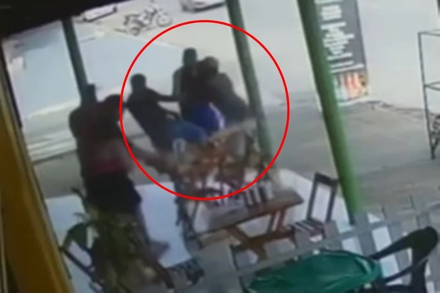 [VÍDEO] Após agredir mulher, homem morre espancado por populares em distribuidora de bebidas