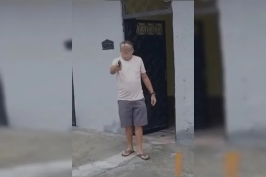 [VÍDEO] Homem filma momento em que é baleado por vizinho após briga