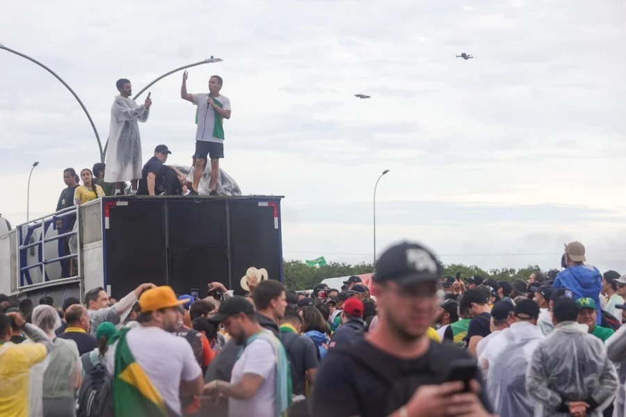 Nikolas diz que vai visitar “patriotas” atingidos por raio durante ato