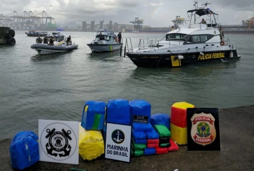 PF encontra 150 kg de cocaína do PCC escondidos em casco de navio no Porto de Santos