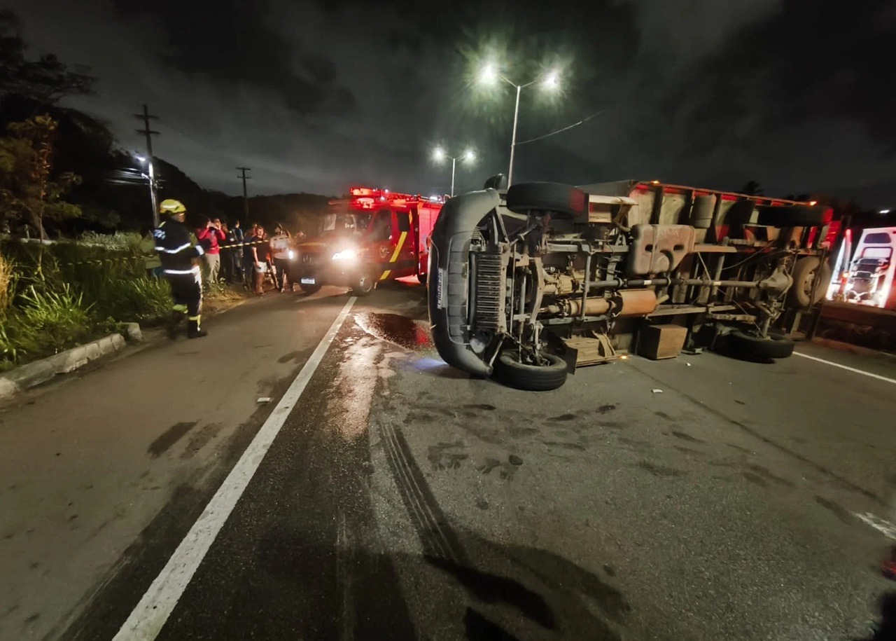 Caminhão tomba na BR-304, na Grande Natal, e motorista morre preso às ferragens