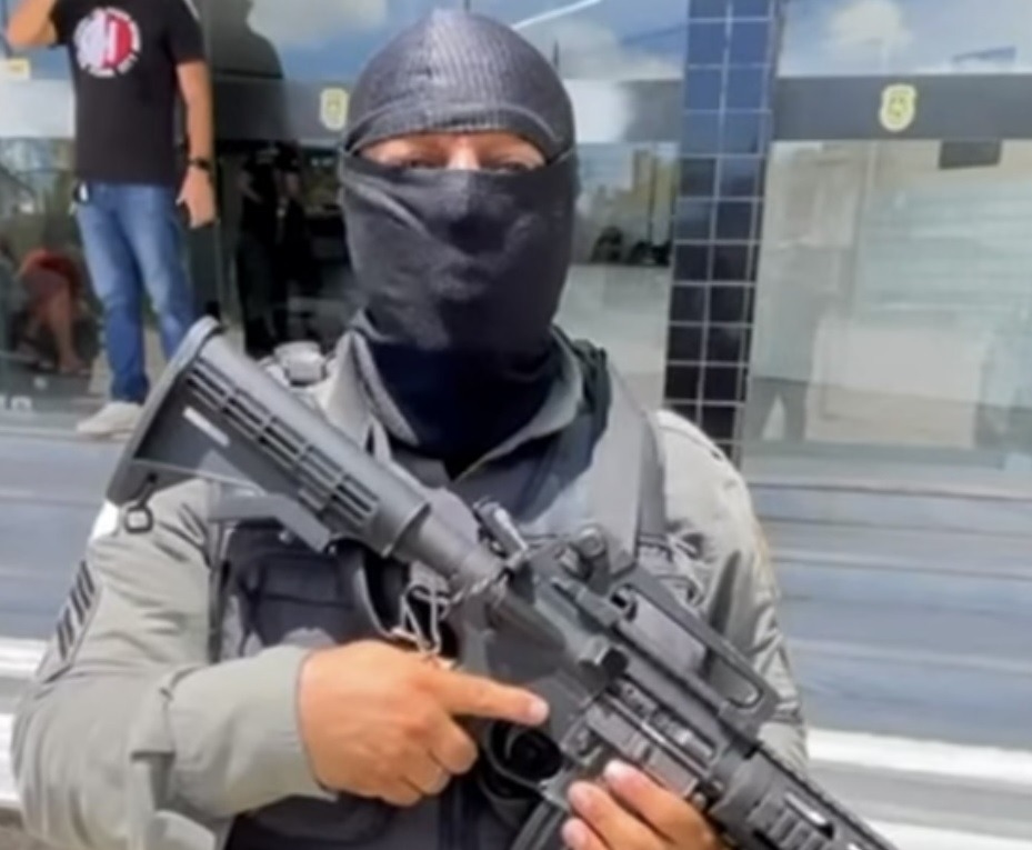 [VIDEO] Aconteceu de novo: Governo tira policial que estava “aparecendo demais”; alvo agora foi Sargento Painho