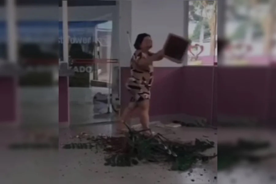 [VÍDEO] Mãe revoltada destrói entrada de prédio após descobrir assassinos da filha