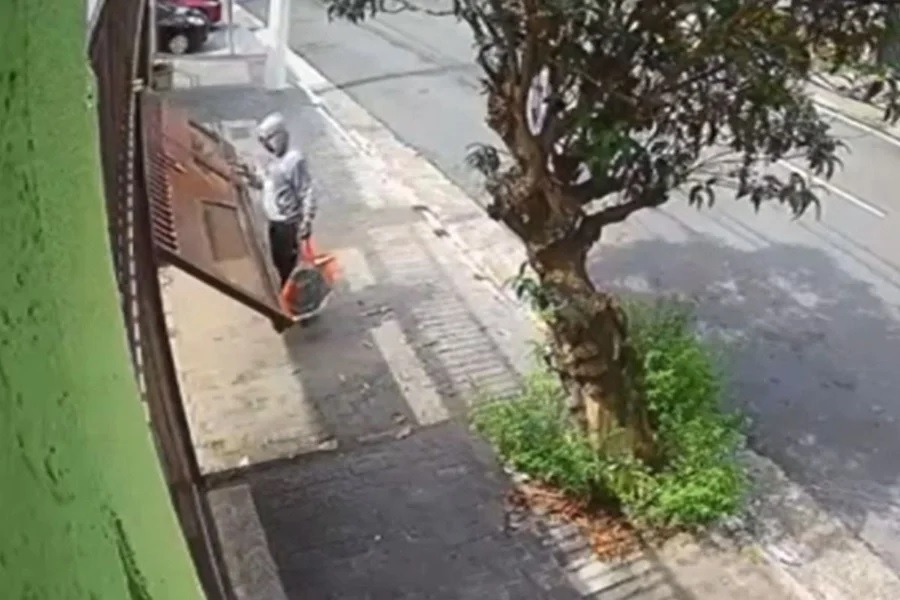 [VÍDEO] Câmeras mostram casa do tio de Suzane von Richthofen sendo invadida