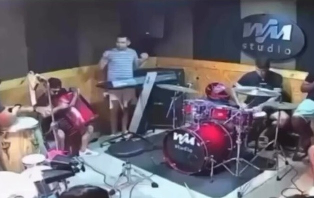 [VÍDEO] A HARMONIA DA BANDA DA FLAY: ensaio vira pancadaria, acaba em socos e cantora reage