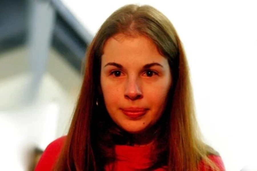 Suzane von Richthofen solda portão e retira carro do tio morto