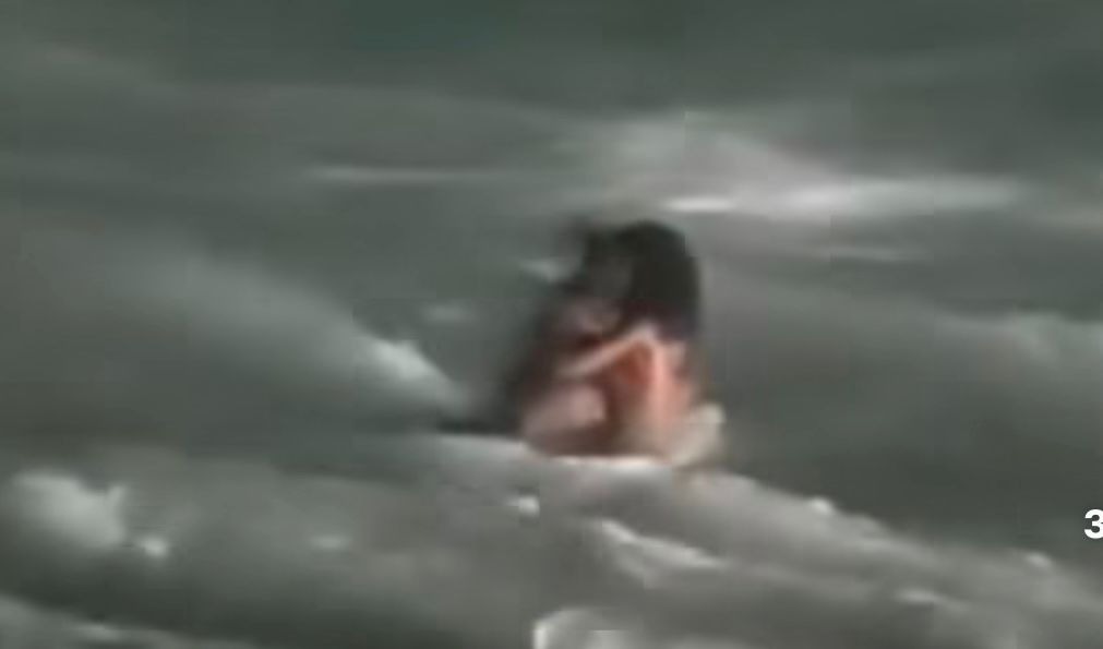 [VÍDEO] Jovem pula em mar agitado e enfrenta ondas para salvar menina