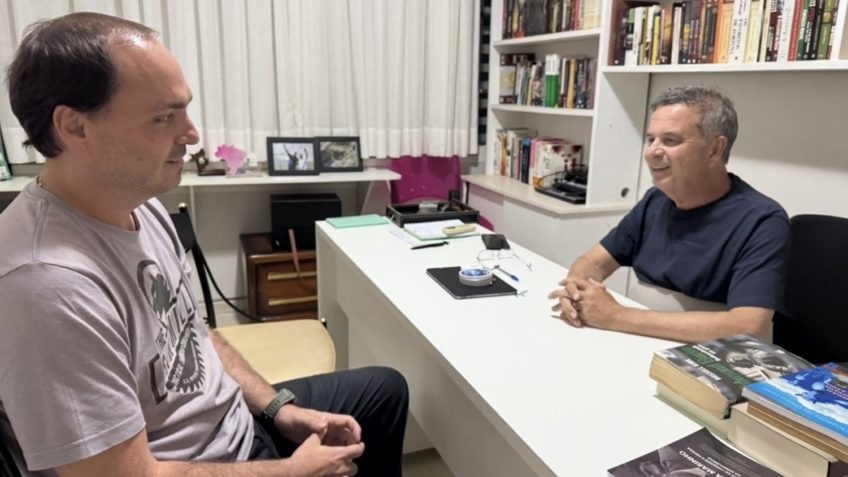 Carlos diz que se reuniu com Marinho para falar da campanha de Flávio 