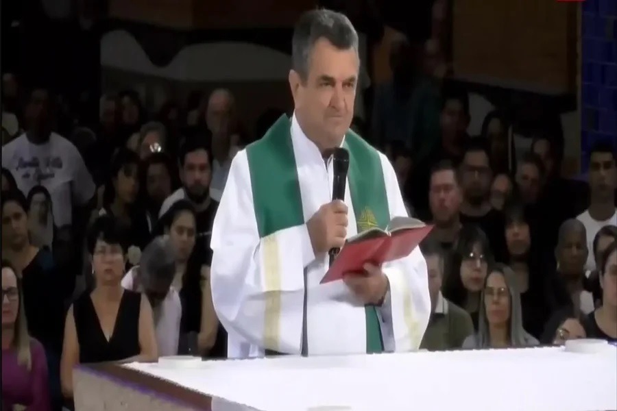 [VÍDEO] Em missa, padre critica caminhada de Nikolas Ferreira: “Quer o poder”