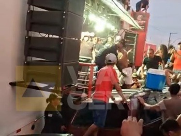 VÍDEO: Acidente com trio elétrico em Macaíba atinge carros e causa transtorno