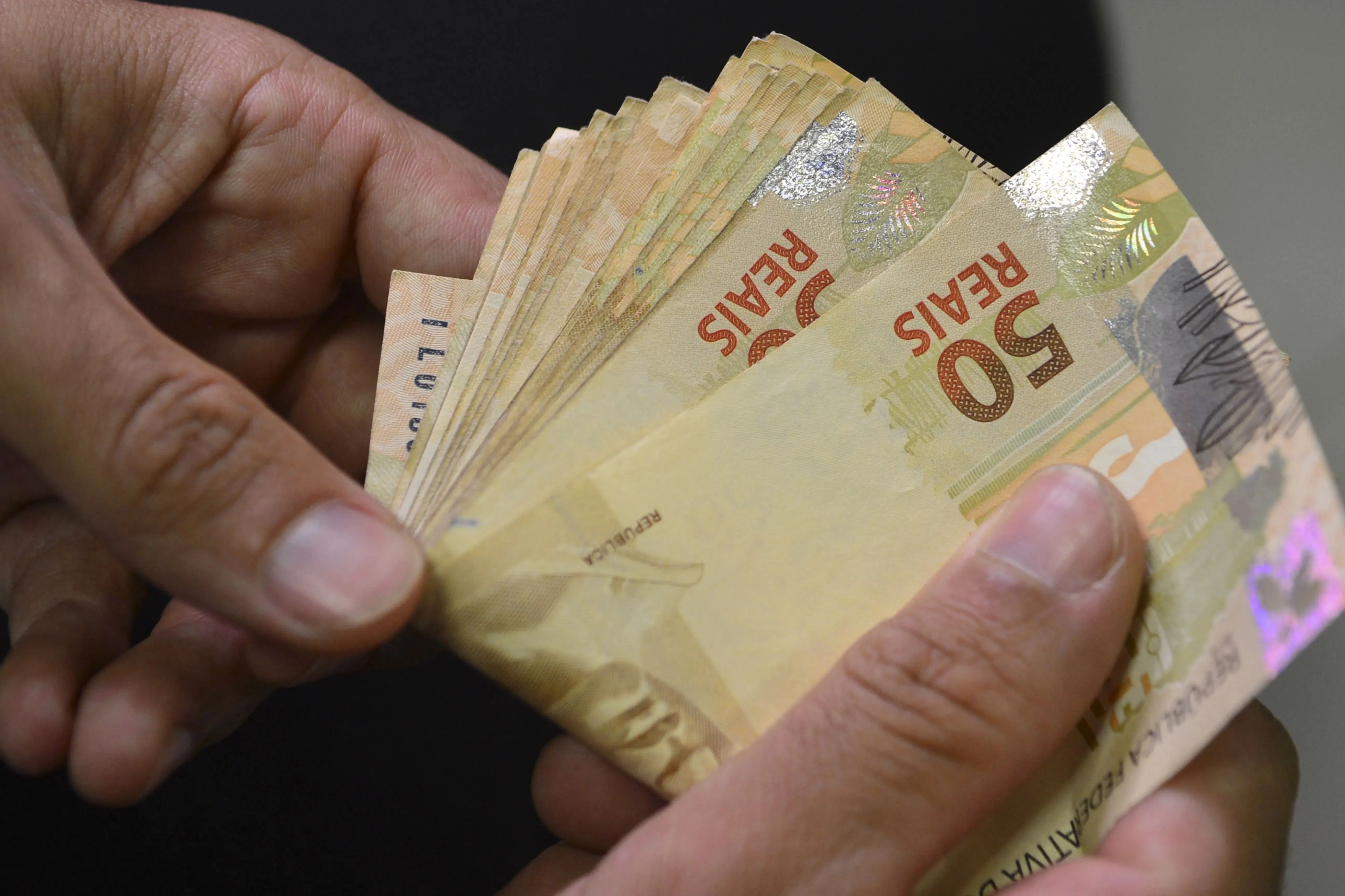 Salário mínimo de R$ 1.621 começa a ser pago hoje