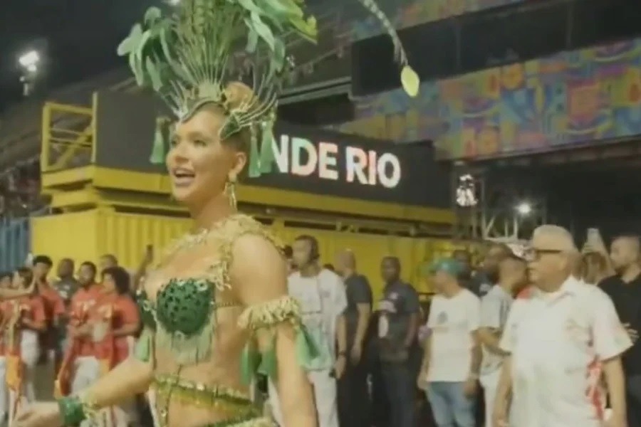 [VÍDEO] Virginia Fonseca comete gafe na Sapucaí e é puxada pelo braço