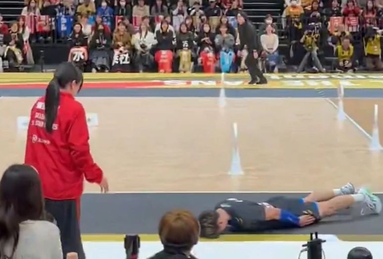 [VÍDEO] Atleta de vôlei acerta juíza e viraliza ao deslizar para pedir desculpas