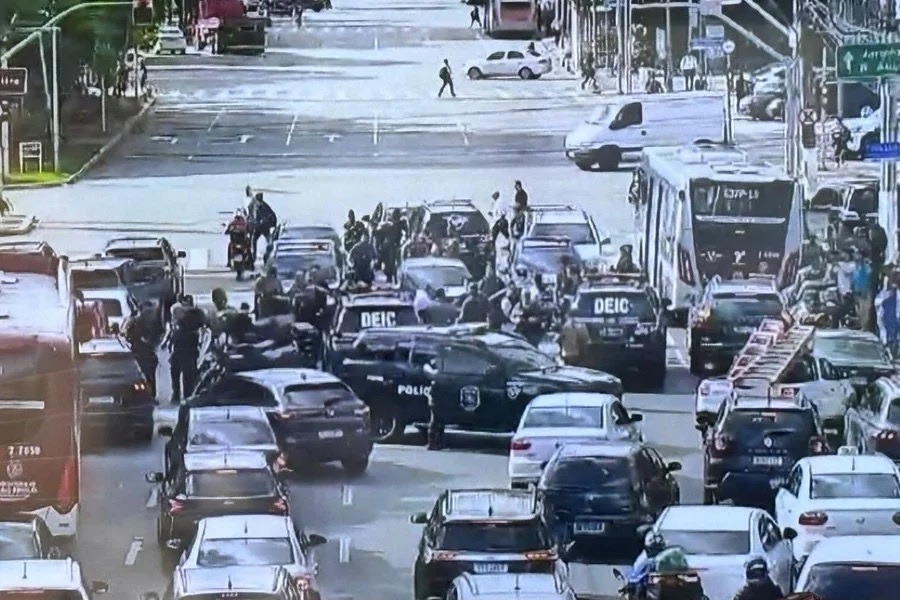 Tiroteio deixa pelo menos 1 morto e paralisa avenida em SP