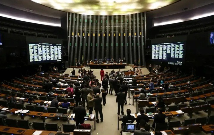 Congresso aprova reajuste e cria brecha para salários acima do teto no Legislativo