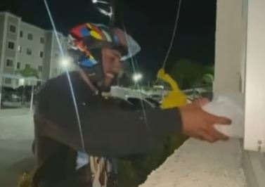 [VÍDEO] Entrega inusitada: cliente usa criatividade para pegar lanche e surpreende motoboy
