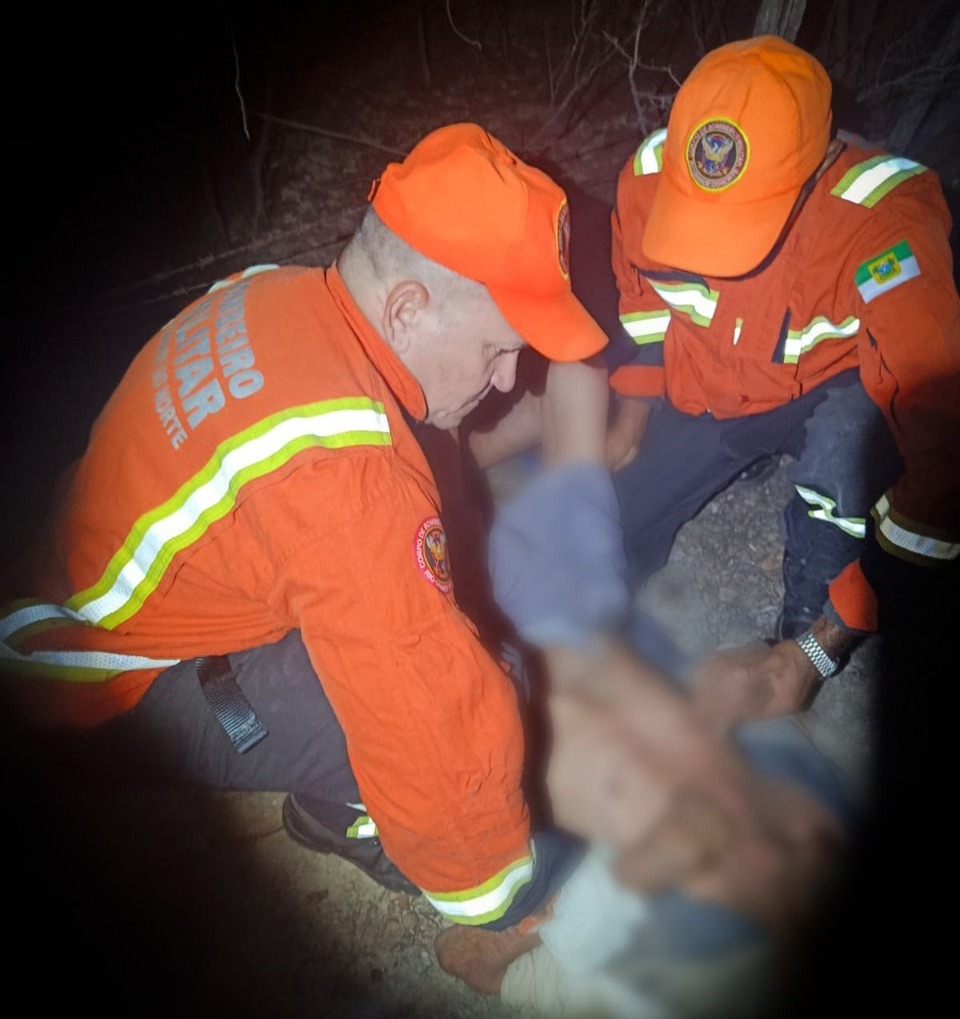 Cão da família guia bombeiros até idoso desaparecido em Caicó