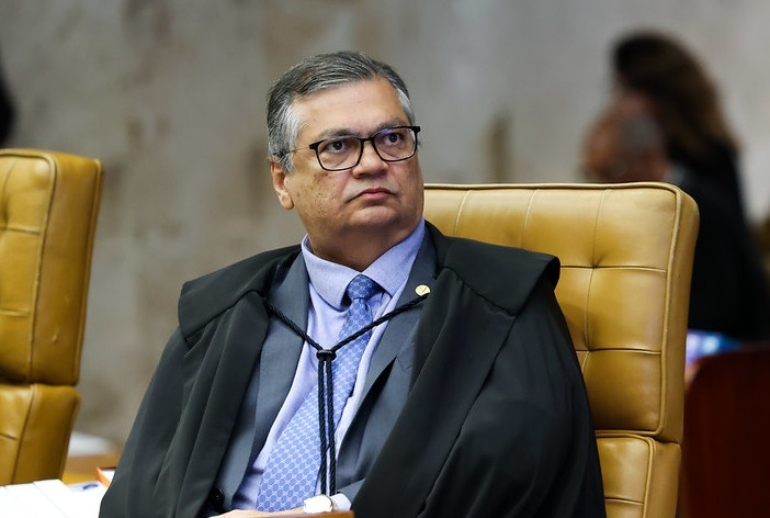 Dino suspende “penduricalhos” acima do teto do funcionalismo público e exige revisão de gastos nos Três Poderes