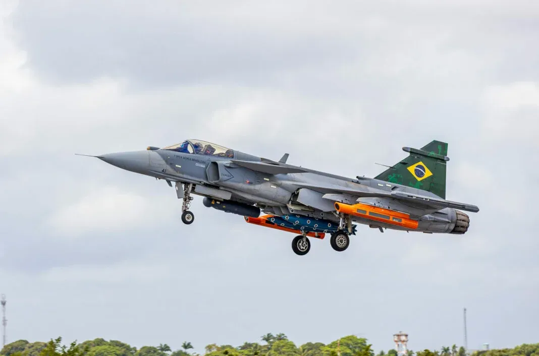 Base Aérea de Natal sedia testes inéditos de lançamento de bombas do caça F-39 Gripen