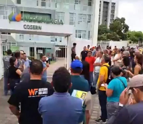 [VÍDEO] Usuários de energia solar protestam na Neoenergia Cosern em Natal