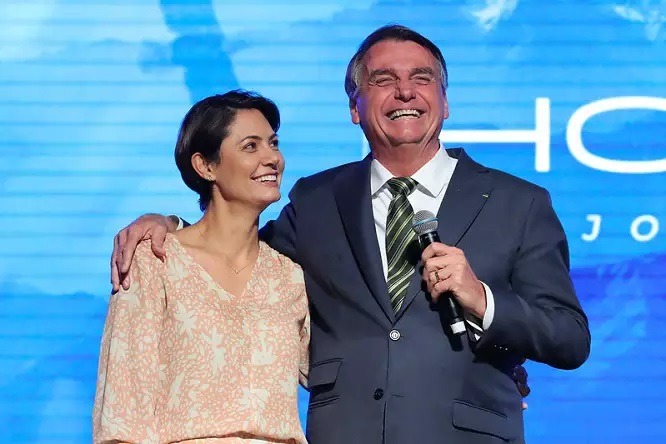 “Ansioso para te ver”: Michelle expõe carta de amor escrita por Bolsonaro após prisão