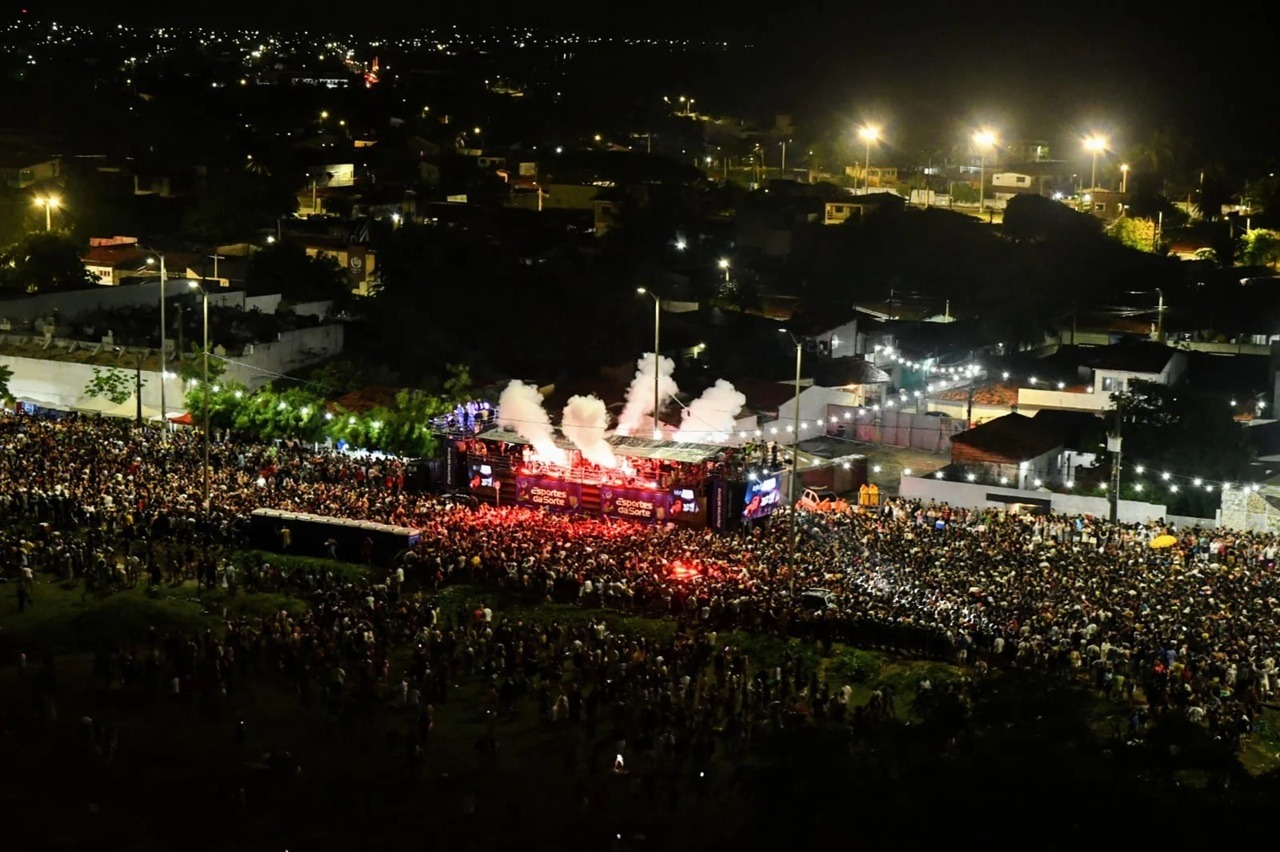 VÍDEO: Primeira noite da prévia do Carnaval de Natal reúne mais de 50 mil pessoas na Avenida da Alegria