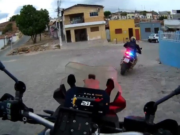 VÍDEO: Perseguição no interior do RN termina com motoqueiro preso com quase 2 kg de maconha