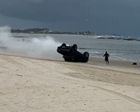 VÍDEO: Veículo capota na praia de Genipabu e quase atinge banhistas