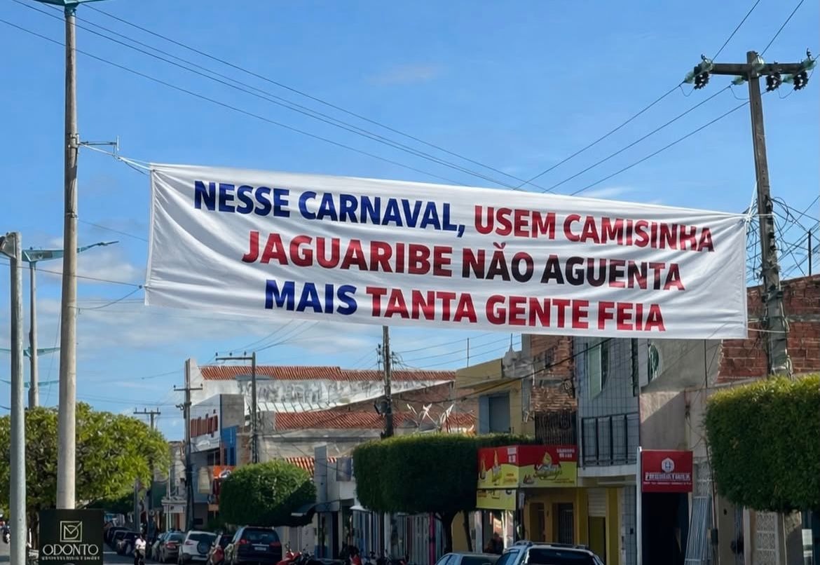 Aviso zero filtro antes do carnaval em faixa surpreende moradores e viraliza pela sinceridade