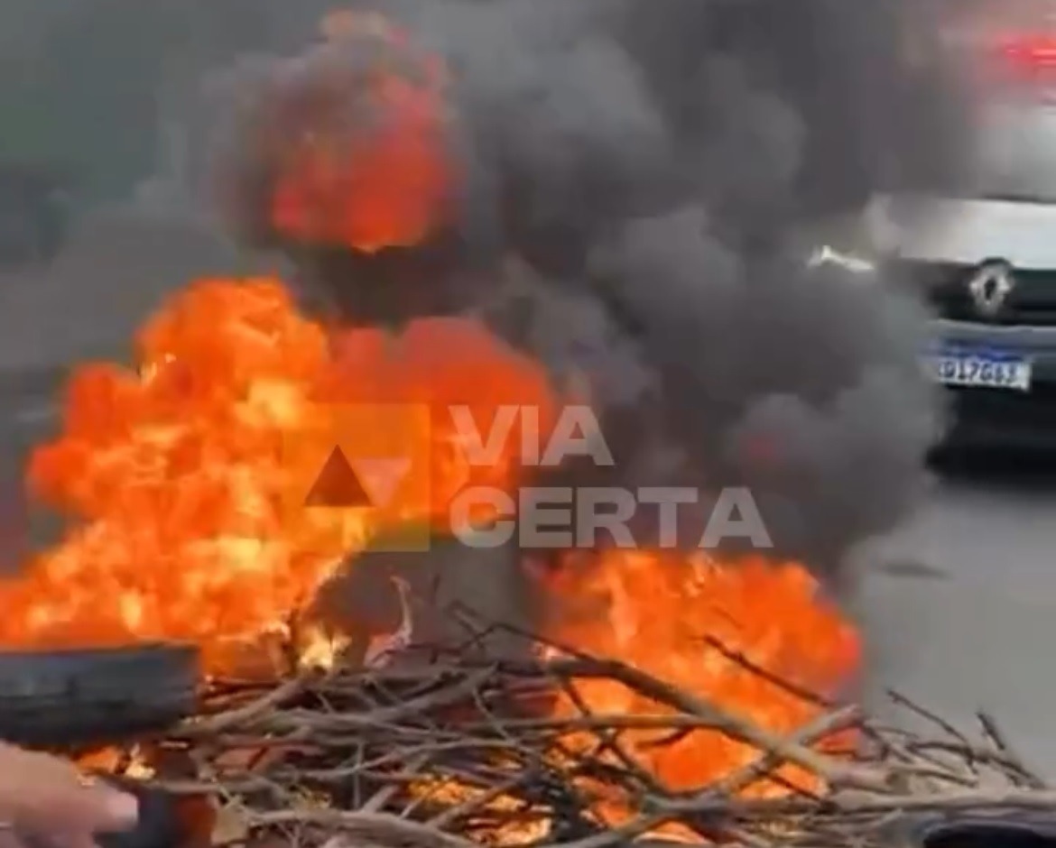 [VÍDEO] Moradores fazem protesto após lagoa transbordar na Zona Norte de Natal