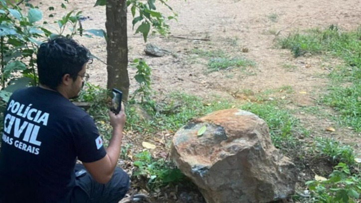Mulher morre após ser atingida por pedra que caiu de encosta