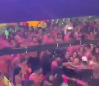 VÍDEO: Folião é expulso de camarote após xingar Cláudia Leitte