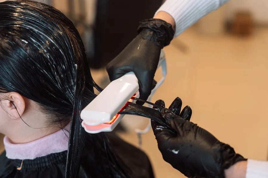 Anvisa proíbe alisante para cabelo e outros; confira