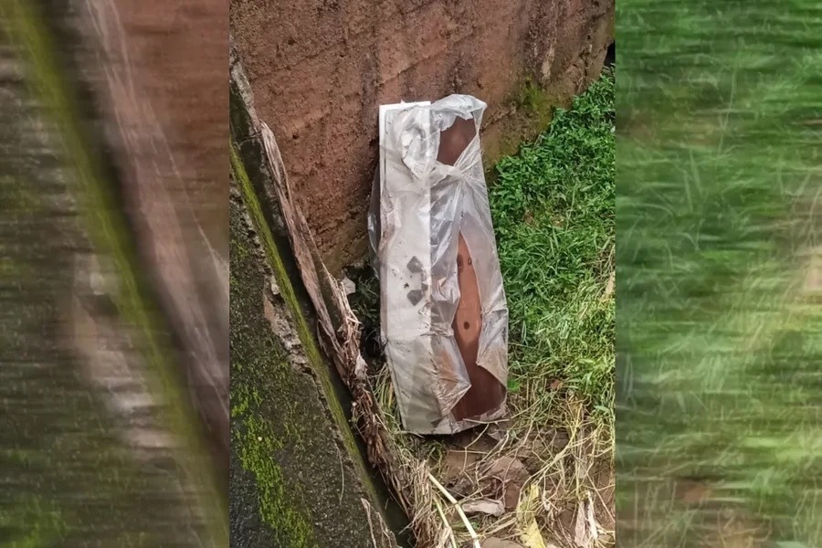 Muro de funerária desaba e caixões caem em córrego