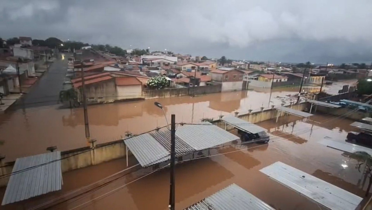 Vídeos mostram ruas alagadas, casas invadidas pela água e carro ilhado após chuva em Natal