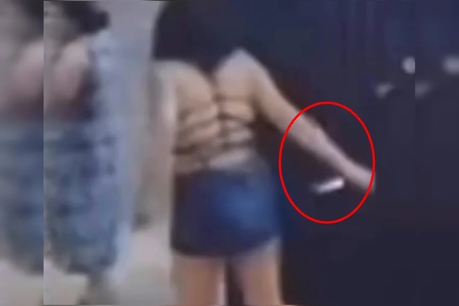 [VÍDEO] Filha dá quatro facadas na mãe pelas costas e foge