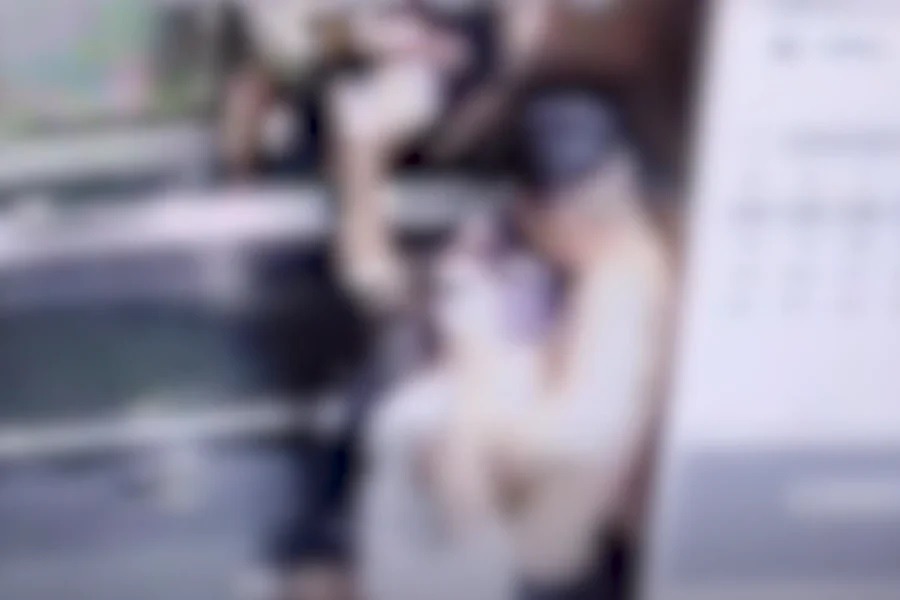 [VÍDEO] Cenas fortes: homem espanca e dá mata-leão em companheira no elevador