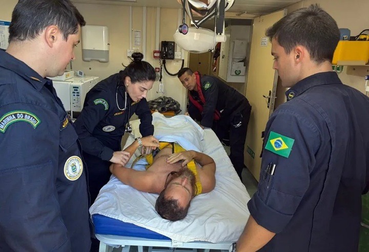 Americano é resgatado pela Marinha do Brasil em alto mar após passar mal em travessia para o Caribe