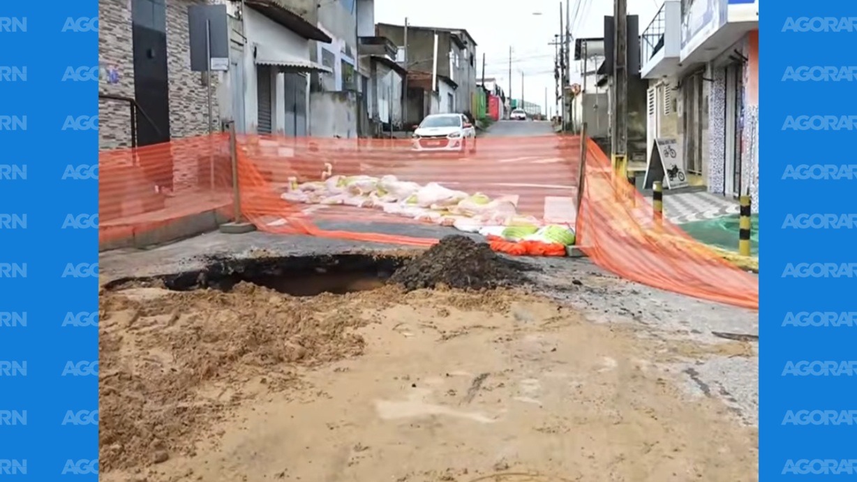 Cratera se abre após chuvas e interdita cruzamento na zona Norte de Natal
