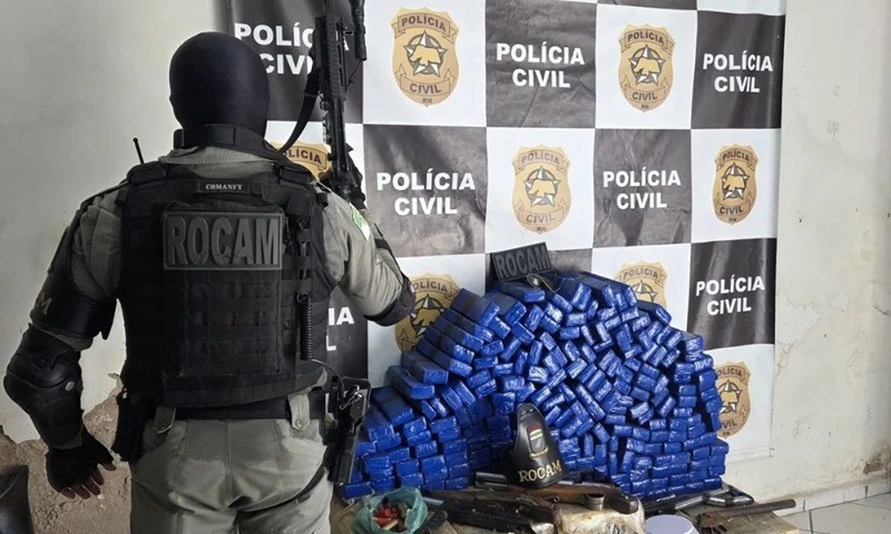 ROCAM apreende 300 kg de maconha, armas artesanais e moto roubada em Mossoró