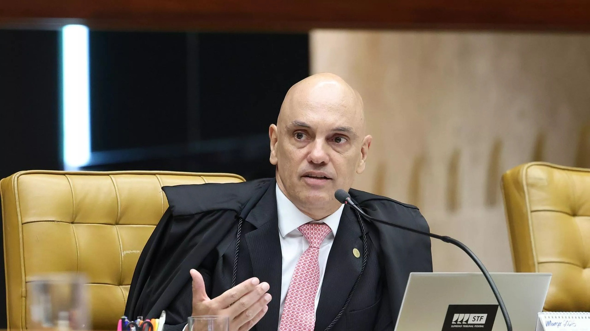 Saída de Dias Toffoli amplia pressão e pode colocar Alexandre de Moraes no centro do caso Master