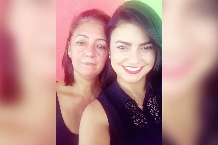 Filha é denunciada por matar a própria mãe a facadas após briga por corte de cabelo