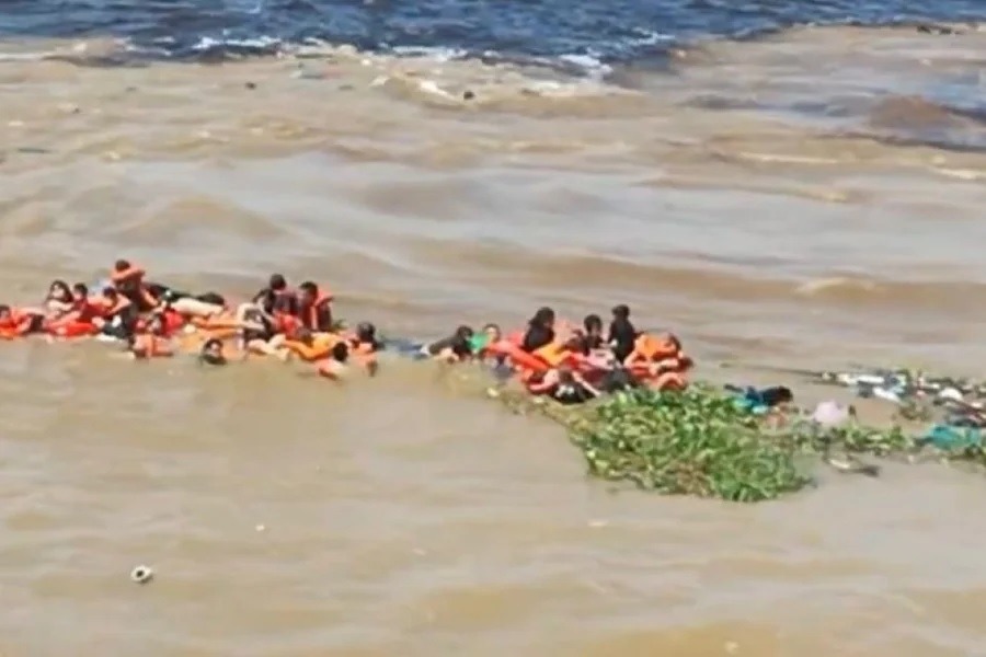 Lancha naufraga no Encontro das Águas