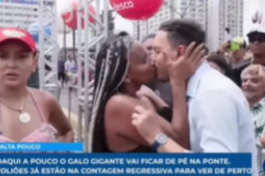 Jornalista ganha beijo de foliã durante cobertura ao vivo de Carnaval